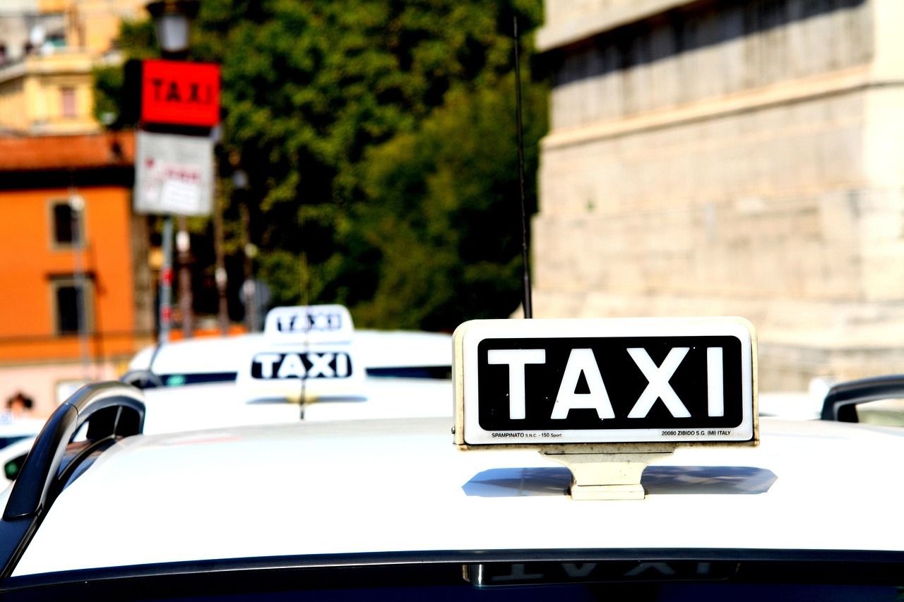 Taxi bianco