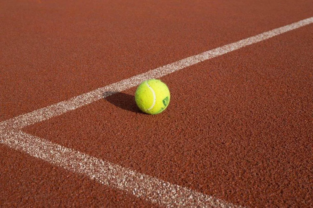 pallina da tennis su terra rossa